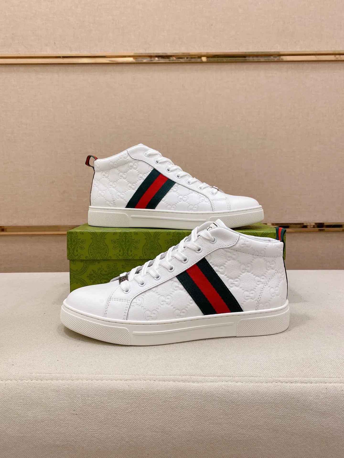 Factory price: 480💰 (GUCCI) The latest model from the official website 🎁🎁Casual and fashionable men's shoes👟, hot style 💥The version is simple and elegant, exclusive for trendy men. Unique official website latest brand elements 👑Gucci original decoration, fashionable and generous, the fabric is original cowhide ✅sheepskin lining, the official website specifies wear-resistant casual outsole, the classic model is taken in kind at the counter🎬38-44 (45 is not returned or exchanged)
